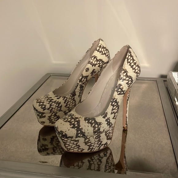 Alice + Olivia Shoes - Alice+Olivia Larimore Snakeskin Platform Heels